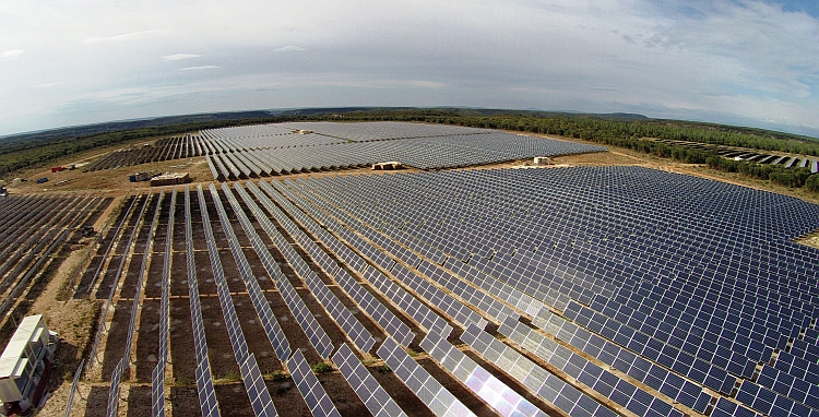 Vue aérienne du parc photovoltaïque de Belvézet